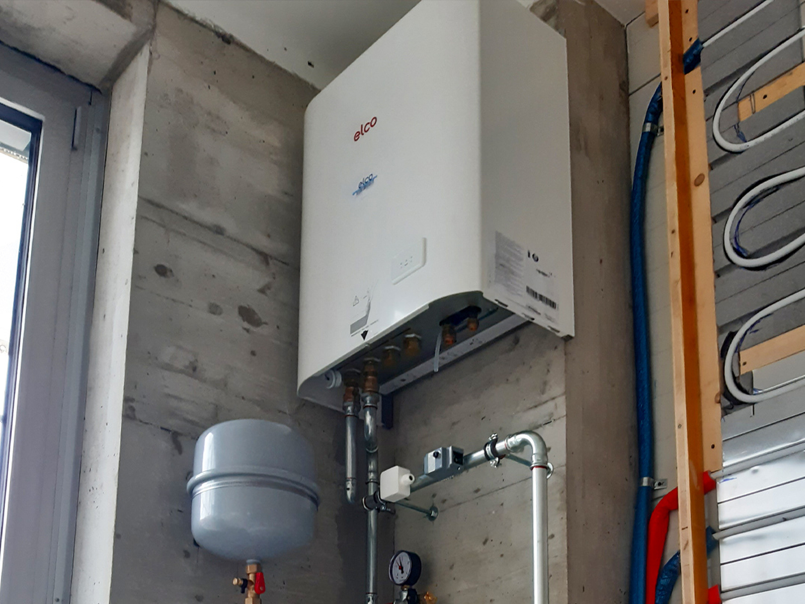 Erweiterung Showroom, Wärmepumpe zum Heizen und Kühlen über Wandheizung